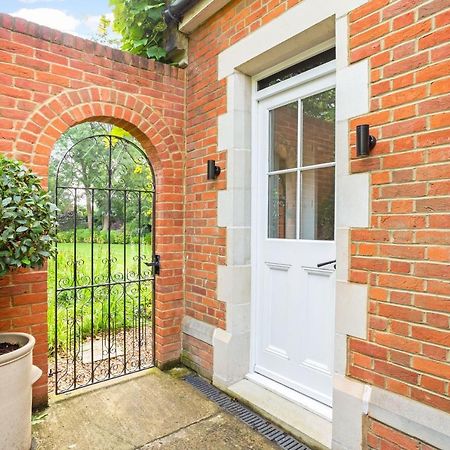 The Annexe - Beautiful Apartment With Garden Close To Heathrow And Windsor Staines-upon-Thames Εξωτερικό φωτογραφία
