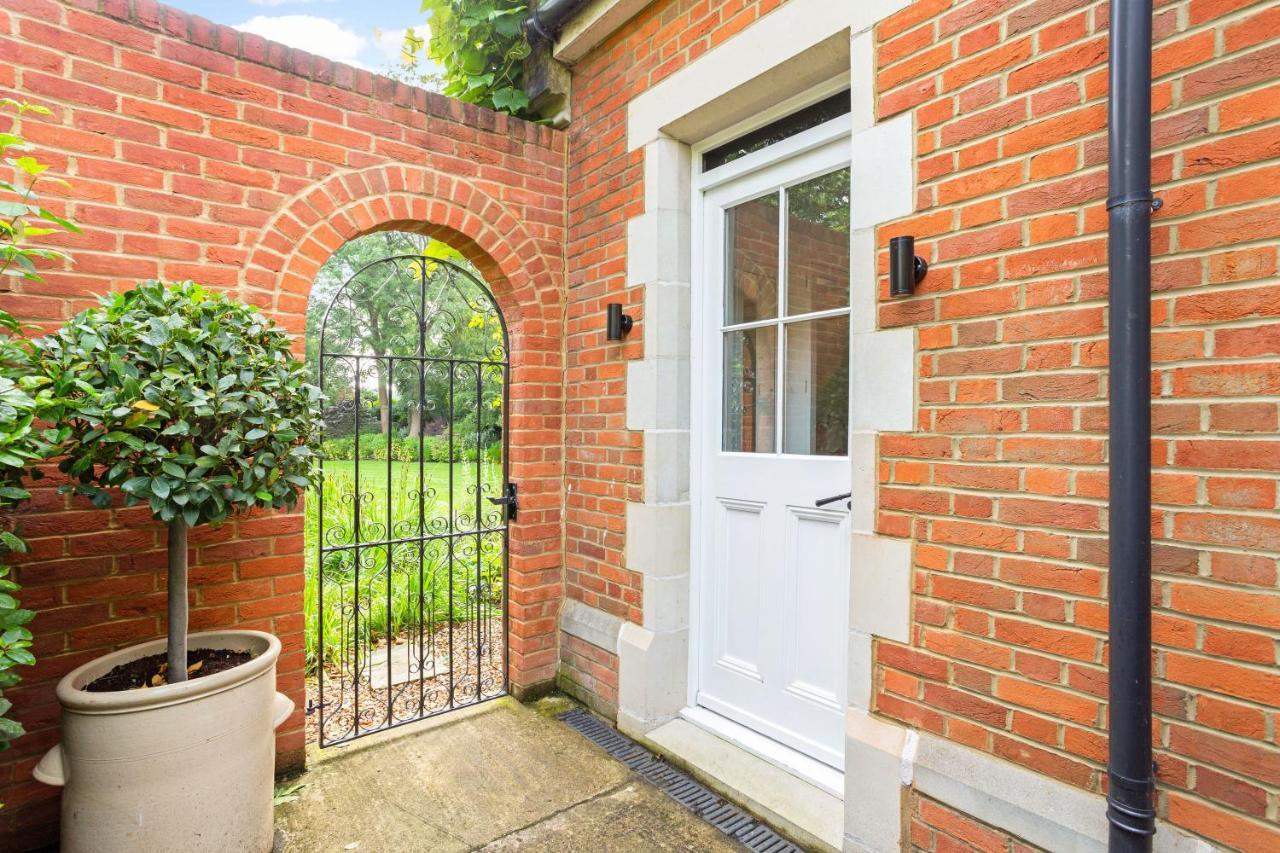 The Annexe - Beautiful Apartment With Garden Close To Heathrow And Windsor Staines-upon-Thames Εξωτερικό φωτογραφία